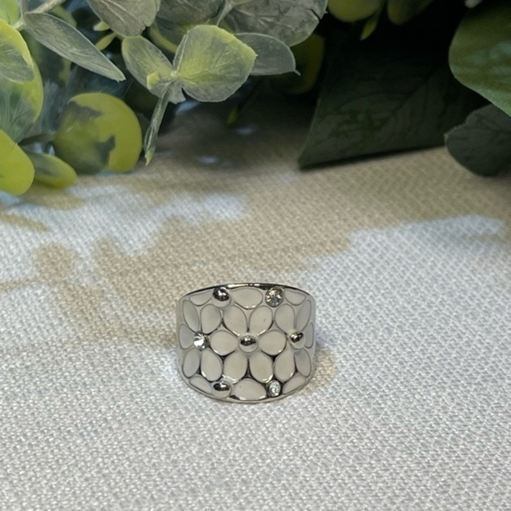 NWT Wide Silver Tone Fashion Ring with White Floral Enamel Detail